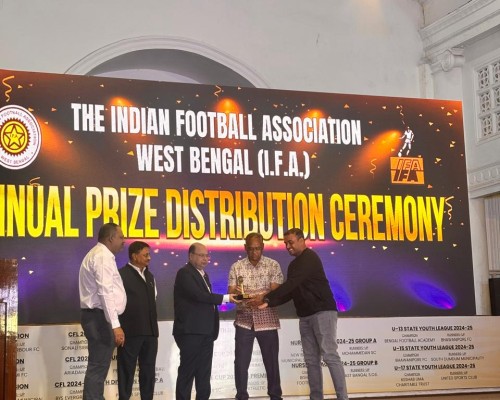 আজ টাউন হলে অনুষ্ঠিত এক মনোমুগ্ধকর অনুষ্ঠানে ২০২৪–২৫ নার্সারি লিগ গ্রুপ ‘বি’ রানার্স-আপ ট্রফি দিল আই.এফ.এ
