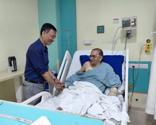 প্রাক্তন অধিনায়ক সুধীর কর্মকারকে দেখতে হাসপাতালে ক্লাব প্রতিনিধিরা